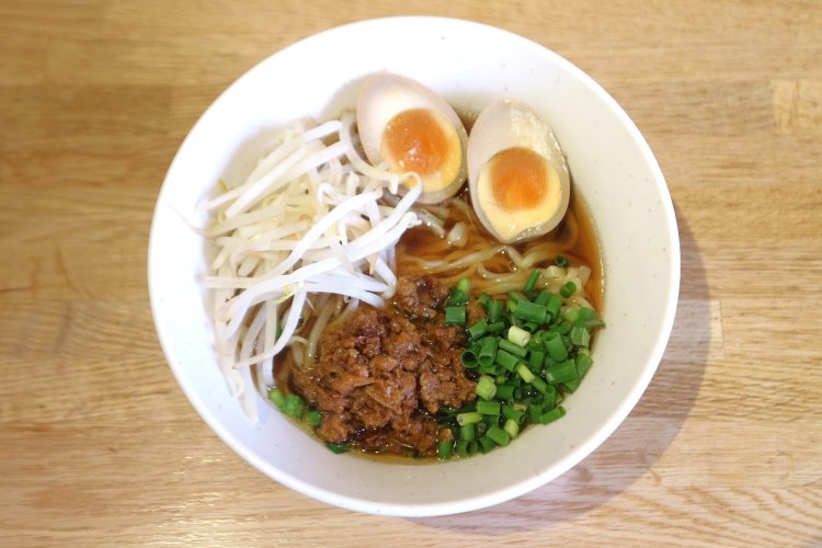 担仔麵（タンツーメン）900円。たっぷりの肉味噌ともやし、味玉、ねぎ。具材も食欲がそそられるラインナップ。