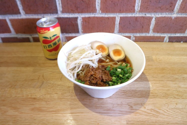 さらに本場を感じたいなら、台湾で愛される台湾アップルソーダ350円（写真左）も添えてみよう。