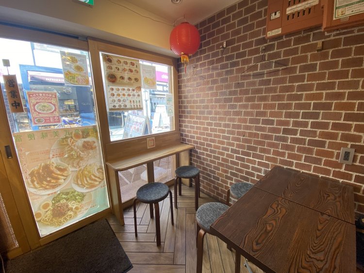 こぢんまりとした店内には、カウンターとテーブル席が配されている。