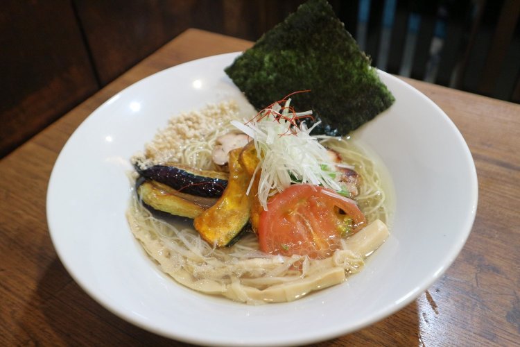 そるとそば1120円はトマトをはじめ揚げナス、季節の素揚げ野菜がゴロゴロとのっておりインパクト抜群。