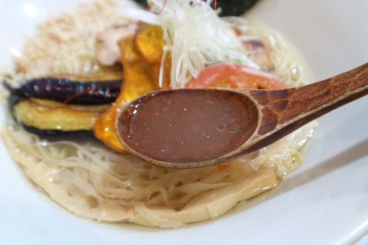 澄みきった清湯スープは、口にいれるほど旨味が広がる。