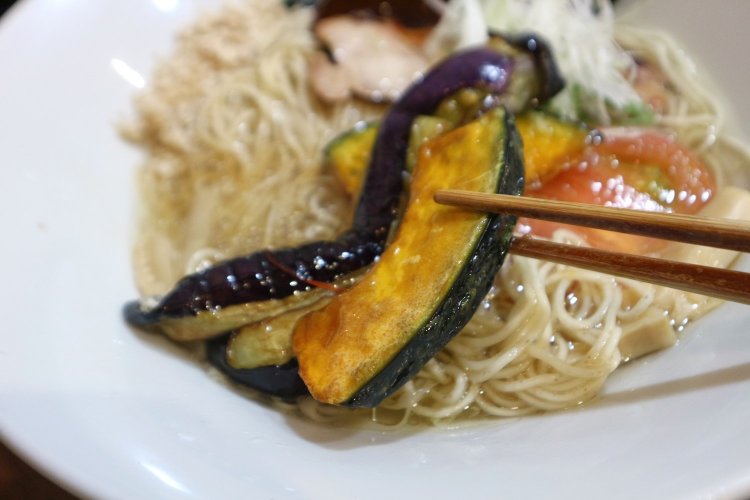 素揚げ野菜をもりもりと食べられるのがうれしい。