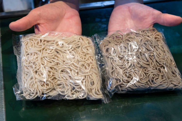 ややコシのある白麺と、そば殻が多く入った黒麺を選べる。特盛り（2玉）にして両方頼むツワモノも。