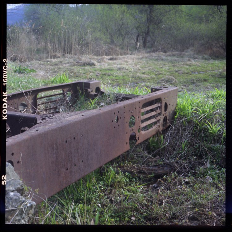 横枠部分にも小穴が開いていた。これも何かのパーツを取り付ける穴と思われる。