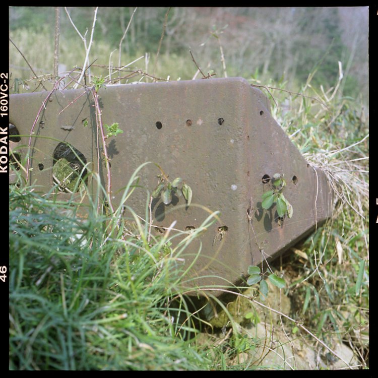 台枠の端部分はすぼまれている。小さい穴は取付用だろう。