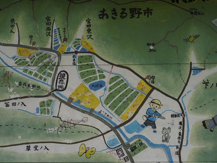 看板を拡大。少年がにこやかに楽しんでいる右側に戦車橋。のどかな絵とのミスマッチさが、かえって歴史の長さと重みを感じてしまう。