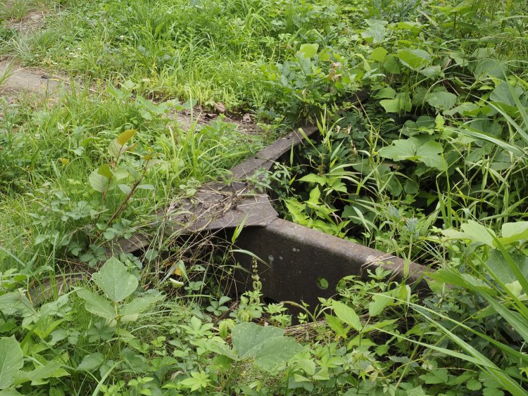 梁の部分は鉄板の両端を折り曲げたコの字状で、ところどころに穴が開いているのは肉抜きとパイプ類を通すための穴と思われる。