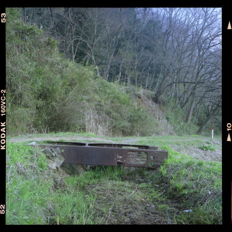 流路が変わったのか、川は無かった。台枠にダクトがみえる。