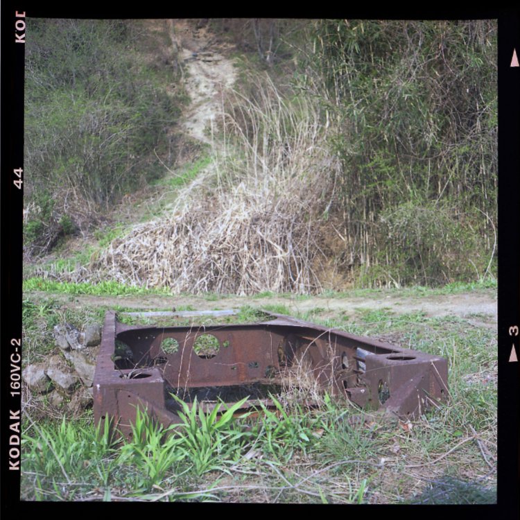 台枠の端部はすぼんでいると思いきや、梁材が出っ張っていた。台枠と梁は肉抜きの穴が開いている。