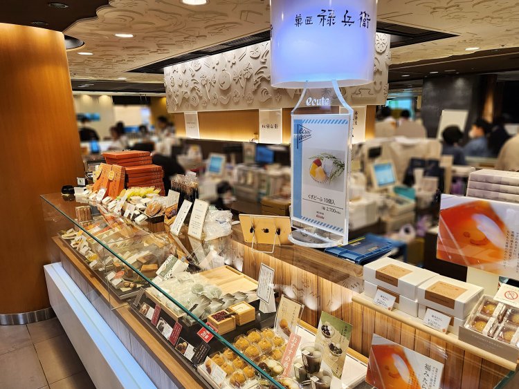  JR東京駅改札内の1階エキュート東京にある『菓匠禄兵衛』。