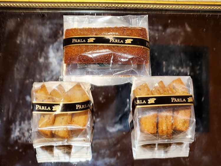 PÄRLAのフィナンシェ 300円、チーズと胡椒のサブレ-クミン 450円、チーズと胡椒のサブレ-ピスタチオ 550円。