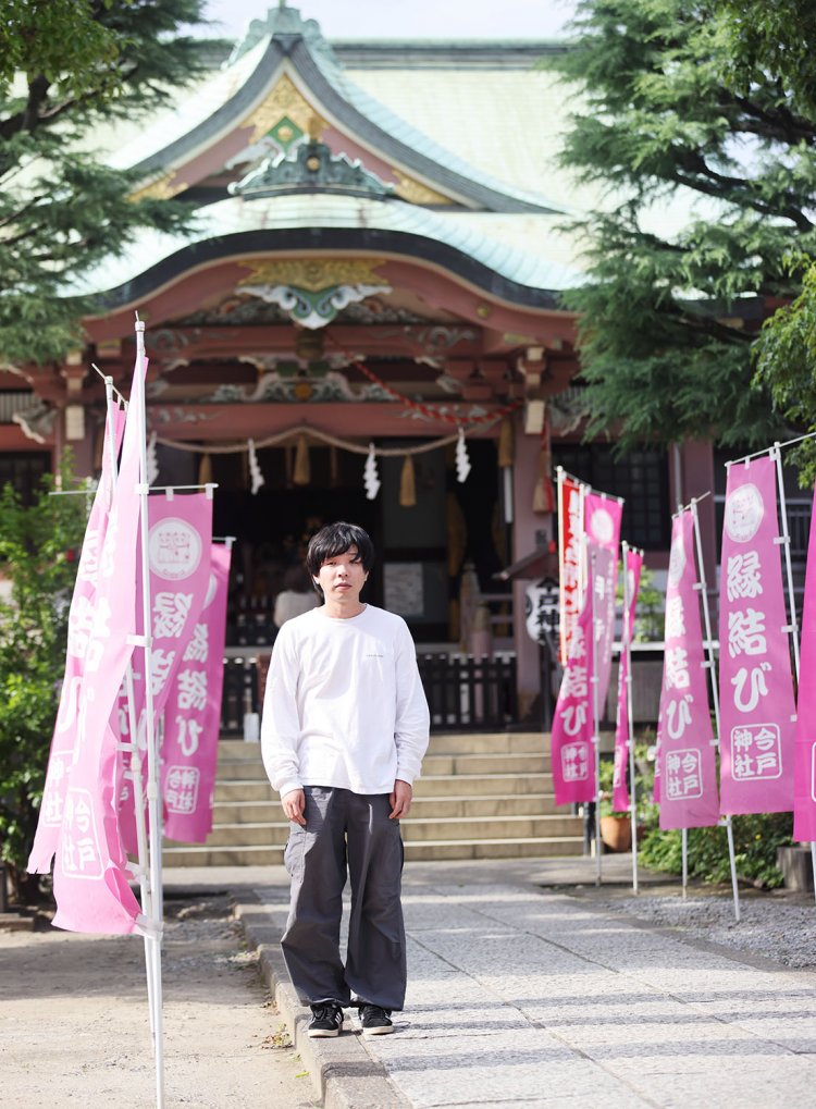 縁結びの神様でドラマの聖地としても名高い浅草・今戸神社にて。