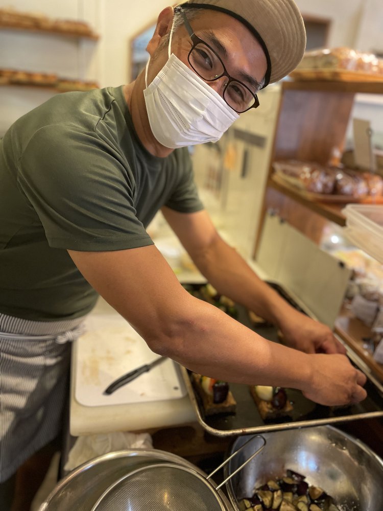 パン職人歴35年以上の内山さん。愛称は「けんちゃん」。