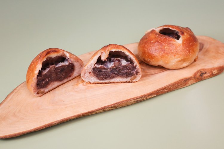 もう一つのおすすめ、マスカルポーネあんぱん。あんこの優しい甘みにコクのあるマスカルポーネがベストマッチ。