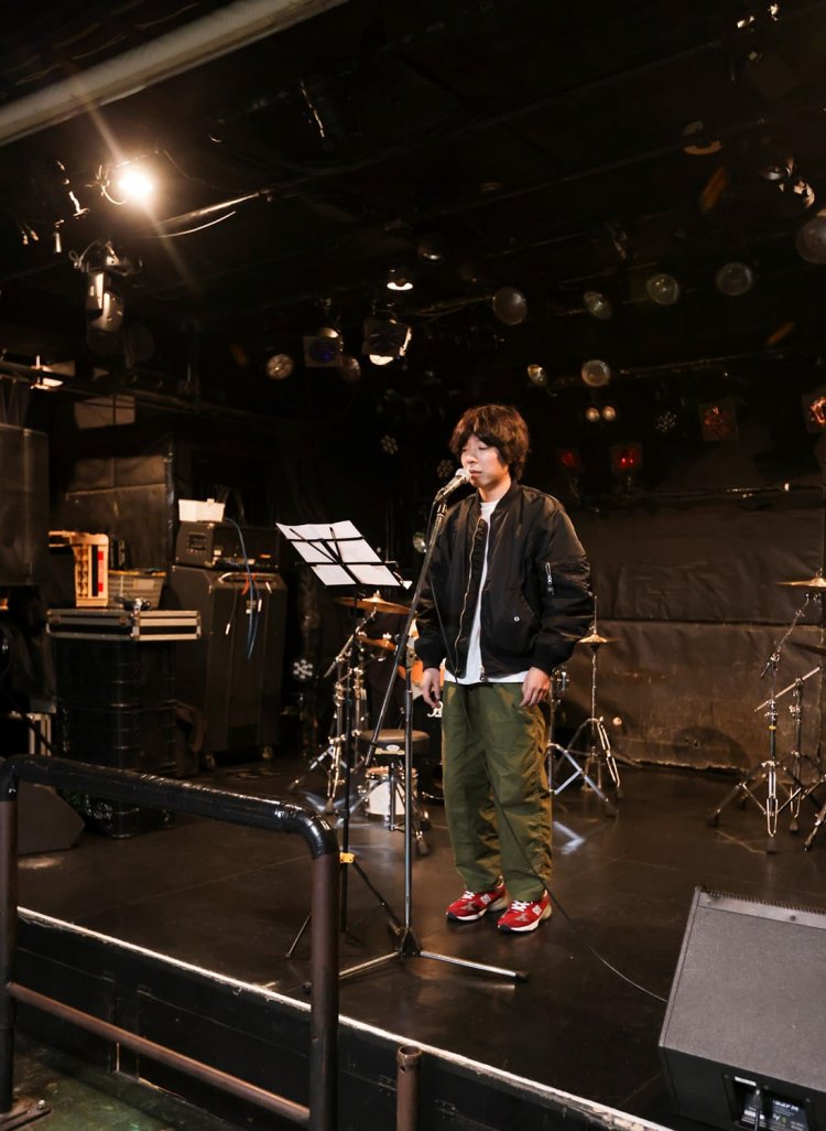 今回は学生時代から50回以上壇上に立ち、勝手知ったるライブハウス『秋葉原　CLUB　GOODMAN』にて撮影。