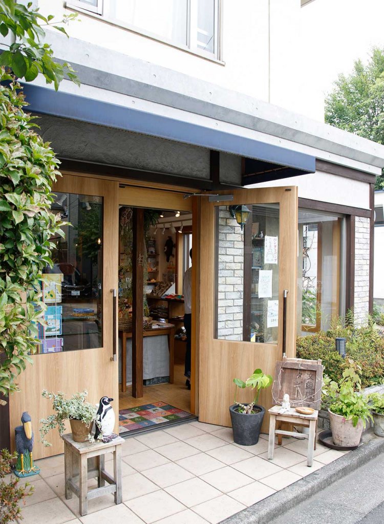 店先から動物があちこちに。