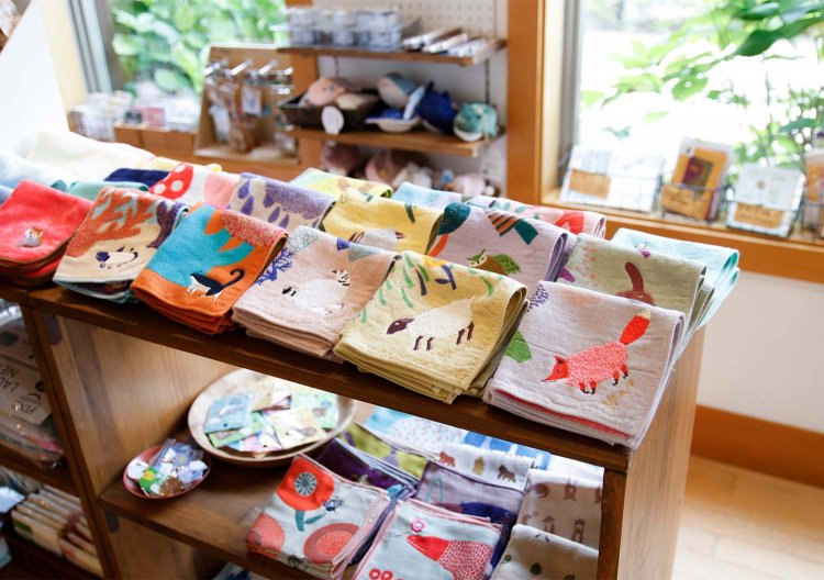 絵画のようなmoritaMiWのハンカチはラインアップが豊富。