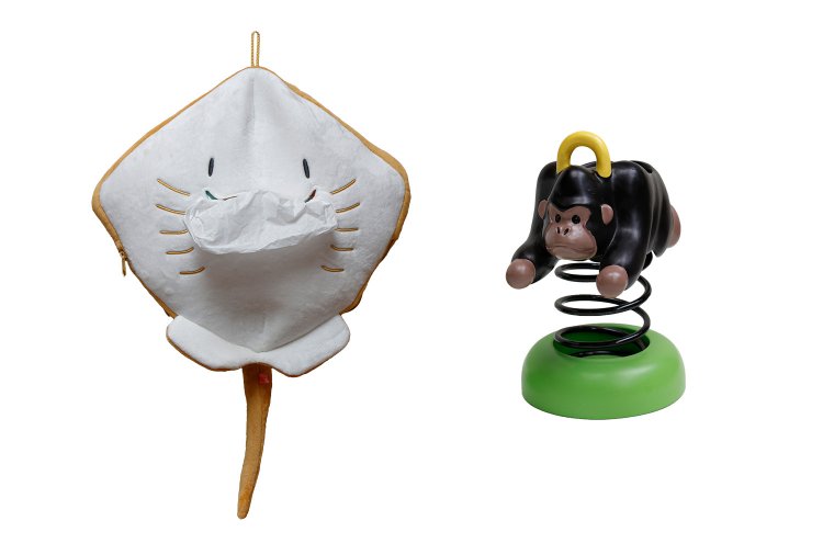 ぬいぐるみみたいなアカエイのティッシュケース3960円（左）。公園遊具を思わせるゴリラのペンスタンド2640円。「商品はみな生き物がモチーフなんだぞ～」