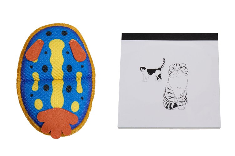 ウミウシのキッチンスポンジ770円（左）。  店オリジナルのメモパッド418円は中身が4パターンあり、100枚入り。