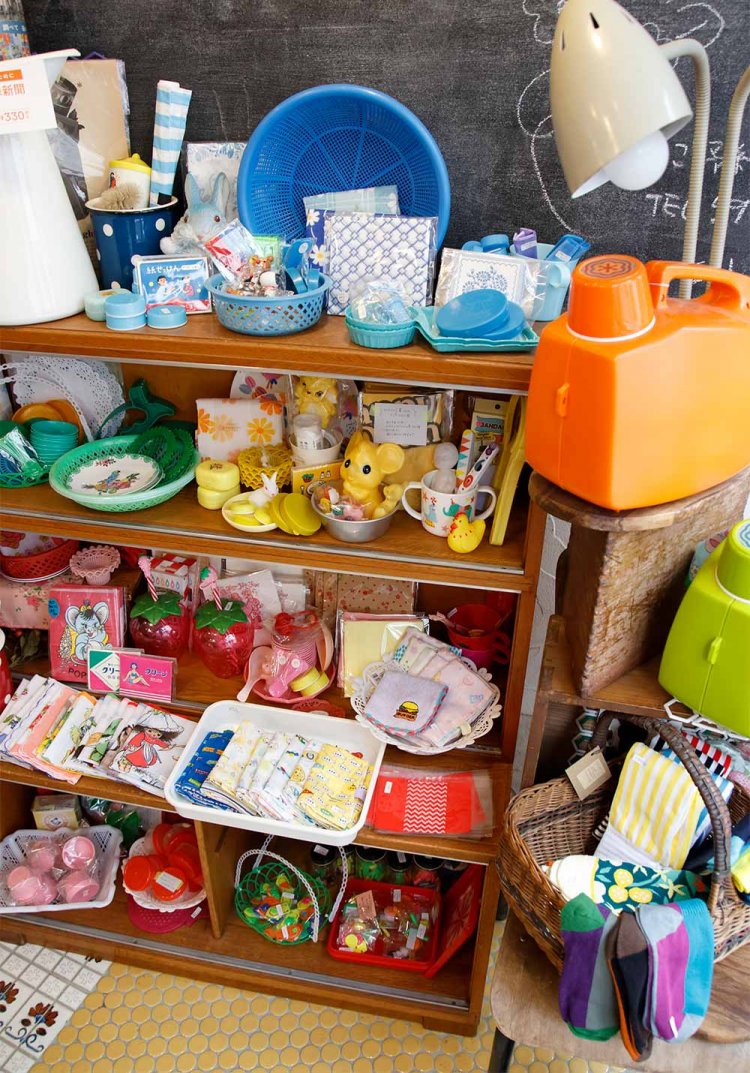 タイで見つけたカラフルな小物も。