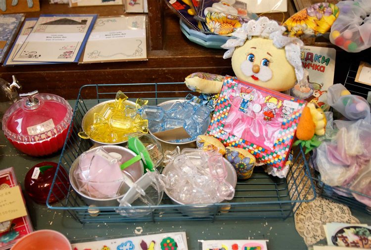 4色あるキャンディー型のケース250円。