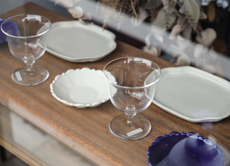 ショーウィンドーにも品よく陳列。