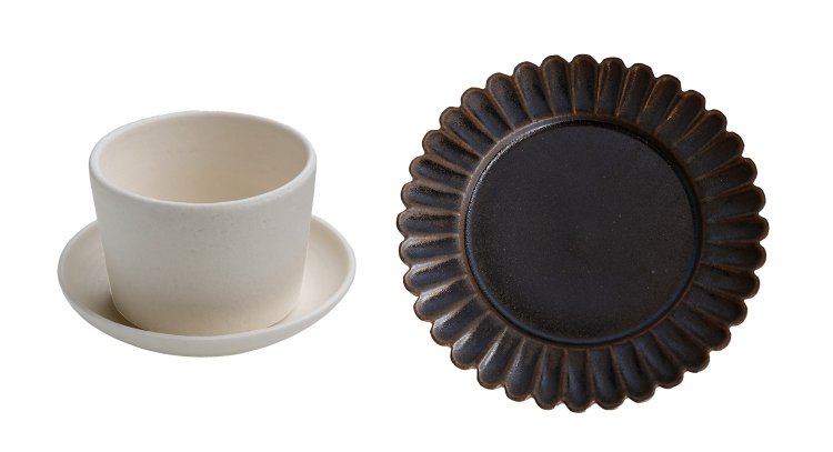 megumi tsukazakiさんのデザートカップ2750円とボウル皿2200円（左）。明石の松尾直樹さんによる鉄釉輪花皿L3300円（右）。