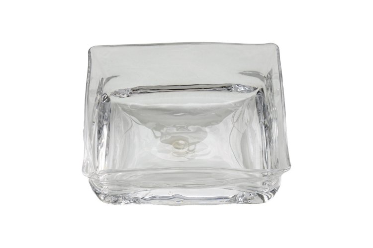 飛騨で制作する沖澤康平さんのガラスの角鉢5500円。氷が溶けたようなゆがみがいい。