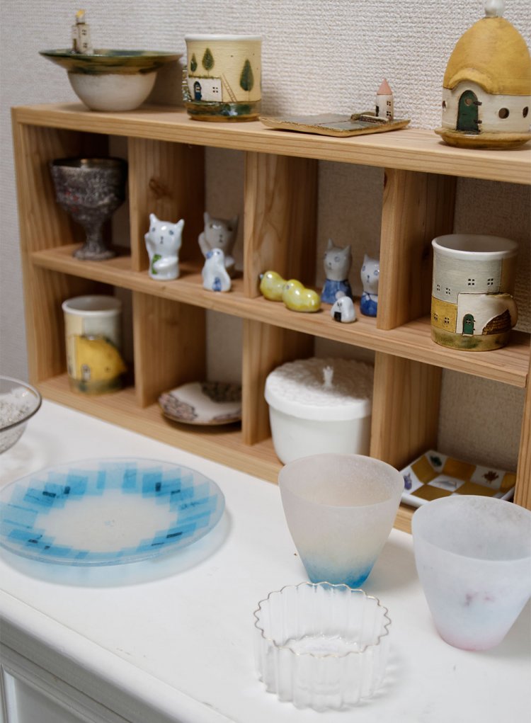 涼し気なガラス器やジオラマのような陶器など、どれも個性的。