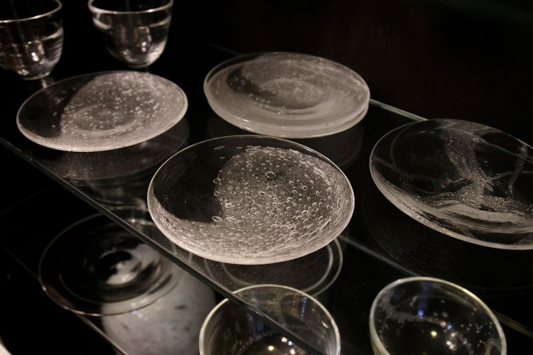 水流を閉じ込めたような泡が特徴の荒川尚也さんのガラス器。