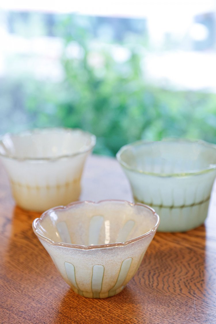 不透明な彩りが美しい巳亦敬一さんのガラス器・輪花鉢4950円など。