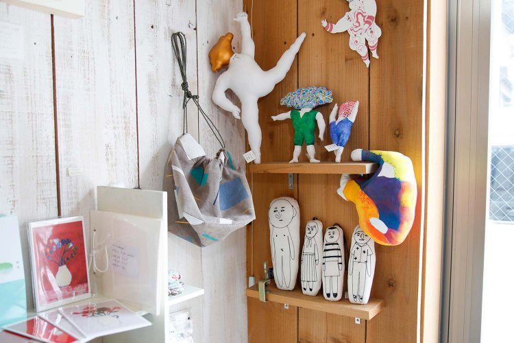 入り口の壁からモノが並ぶ。