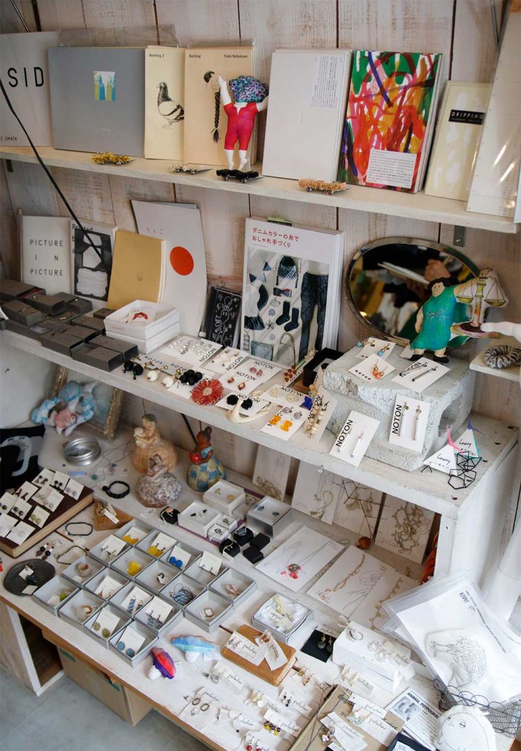 ブローチやアートブックなども充実。