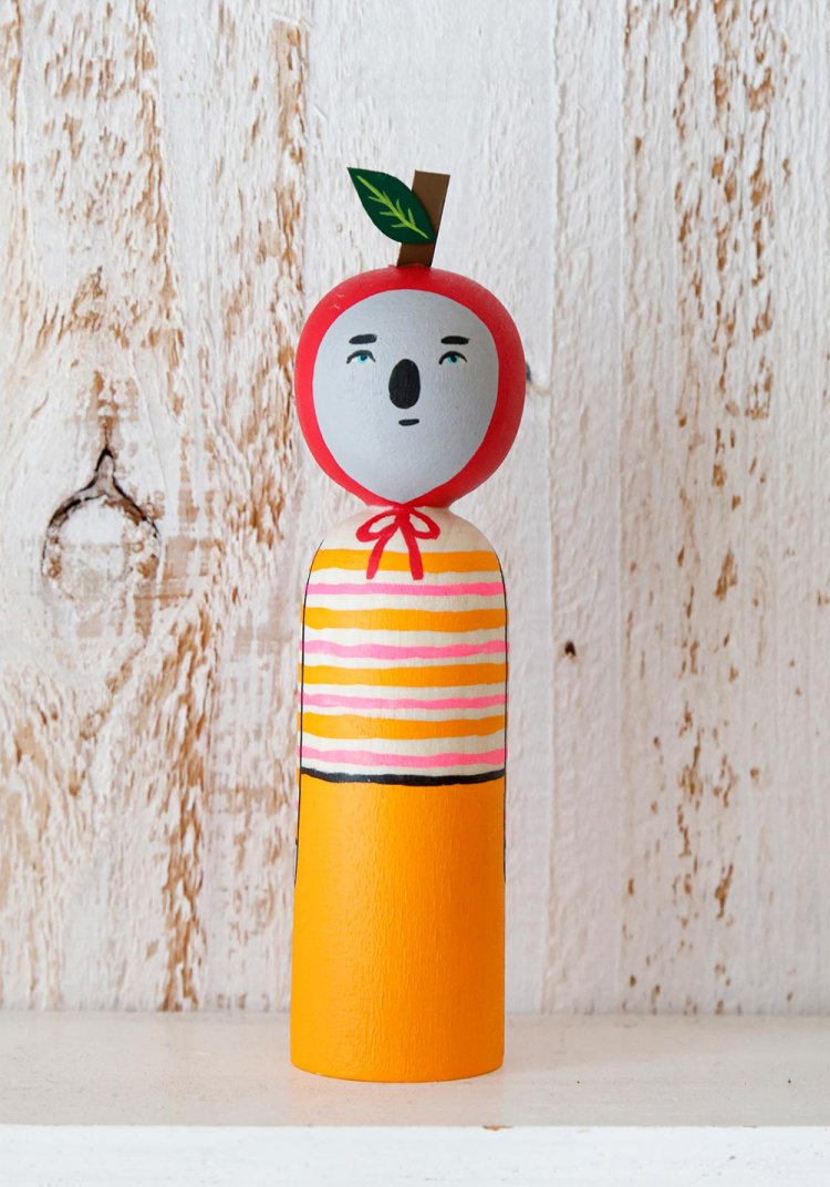 ミシン刺繍作家・sennokotoさんのりんごコアラのこけし5720円。