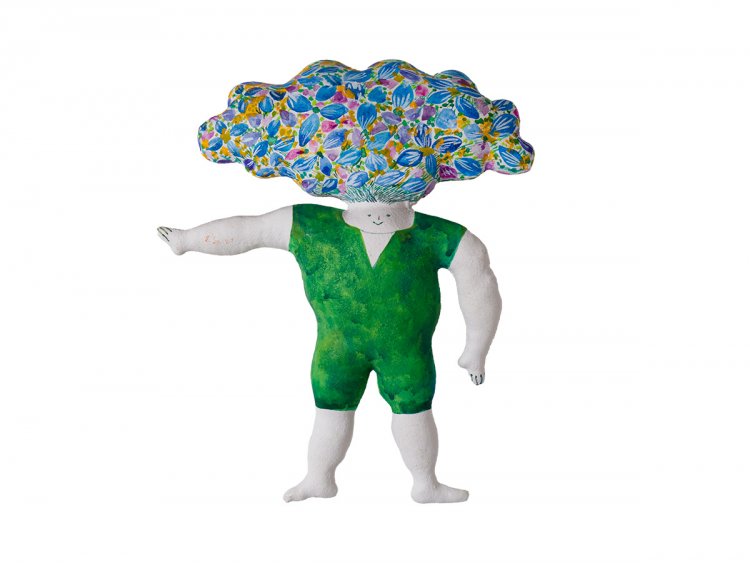 土屋さやかさんによる布製の人形9790円。「多種多彩なアーティストが作っているよ！」