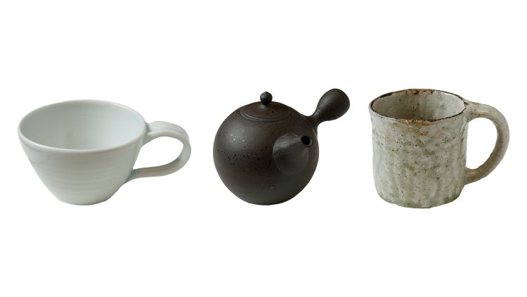 野波実さんの青白磁手付碗3600円（左）。加藤財さんのぽってりした急須1万2100円。水切れがいい（中央）。鶴見宗次さんの手ひねりのカップ3240円。