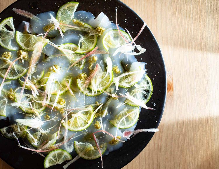 白イカとすだち、山椒オイルのカルパッチョ1480円。