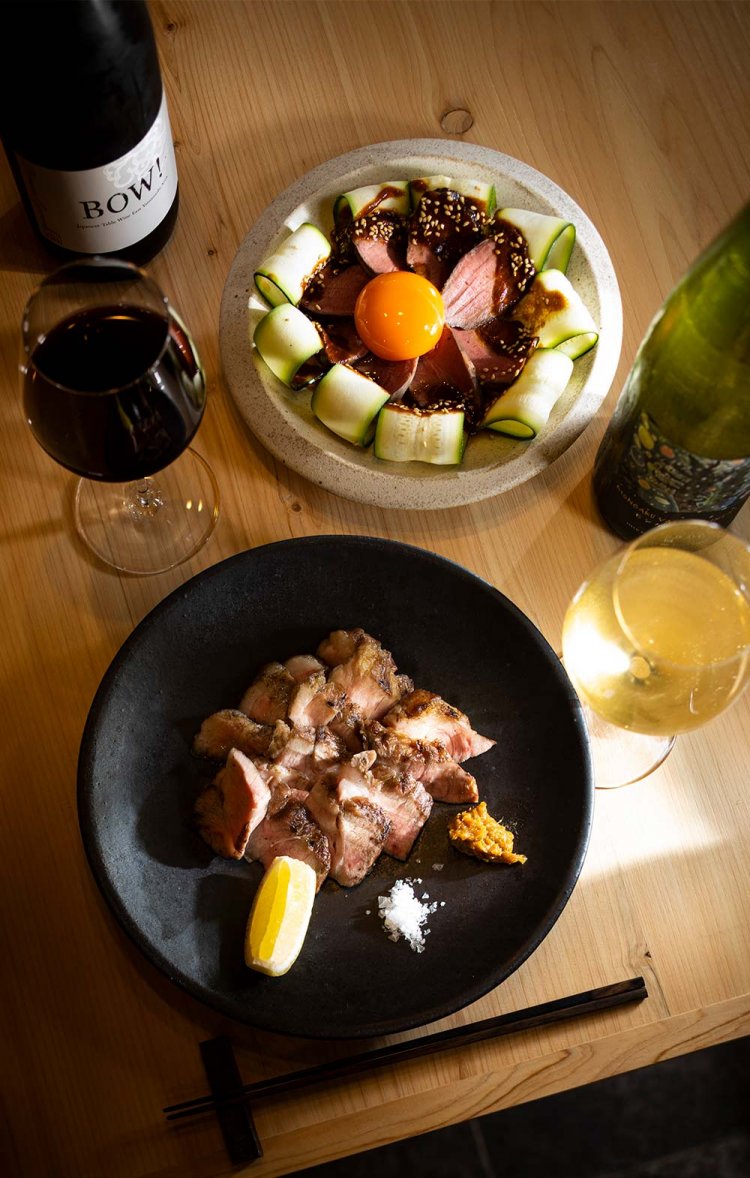 吉澤農園のズッキーニと牛ハツのゆっけ1480円は、肉と野菜の食感も◎。長野・岡本養豚の千代幻豚の炭焼き2380円。