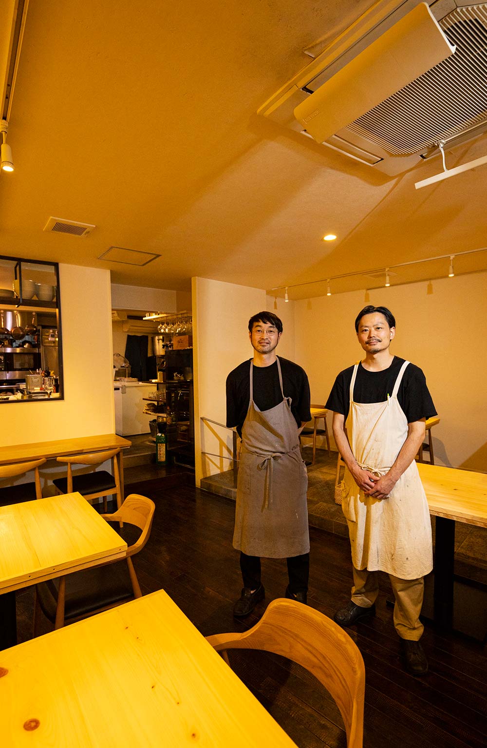 櫻井さん（左）と同じ長野出身の池戸浩紀さんが調理をヘルプ。