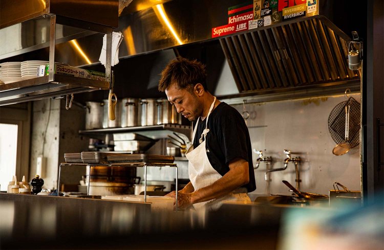 佐藤さんがほぼ一人で調理。