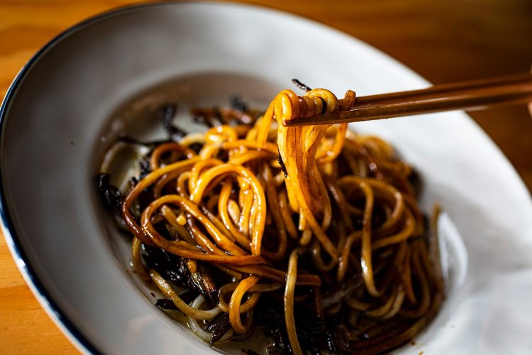 ネギ油の和え麺1200円。シンプルな味付けにもちもち全粒麺が引き立つ。