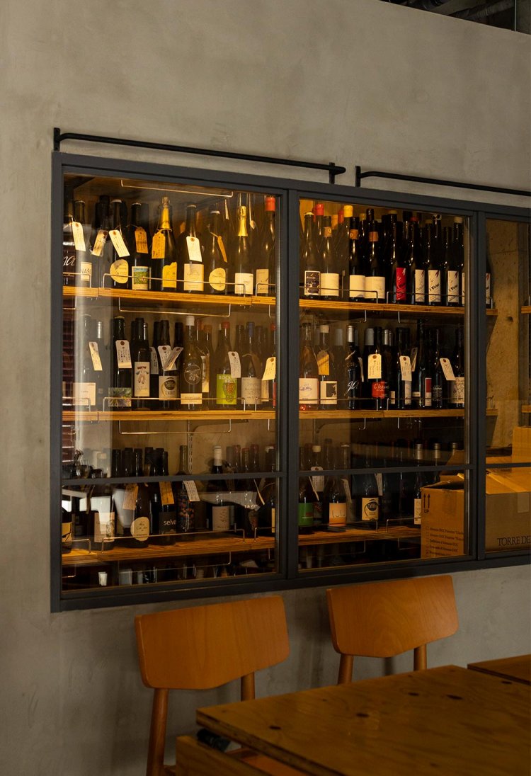 ガラス張りのワインセラー。ボトル（6500円～）は中に入って自分で選べる。
