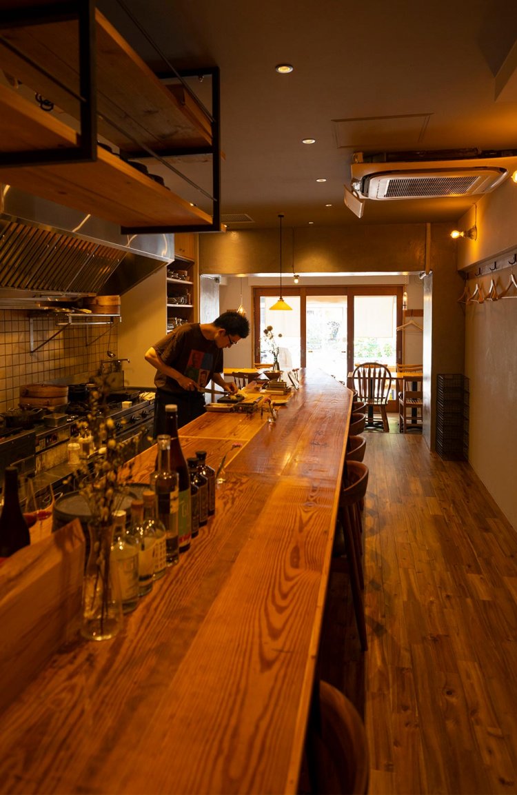 調理台とフラットで重厚なカウンターがかっこいい。