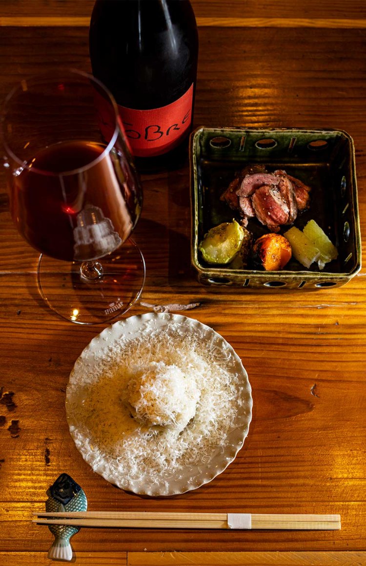 目の前でチーズを削ってくれるうすい豆と真竹、豚の焼売は、西荻の姉妹店『da Rio』にいる頃に思いついたとか。奥はスノーホワイトチェリバレー鴨の炭火焼。