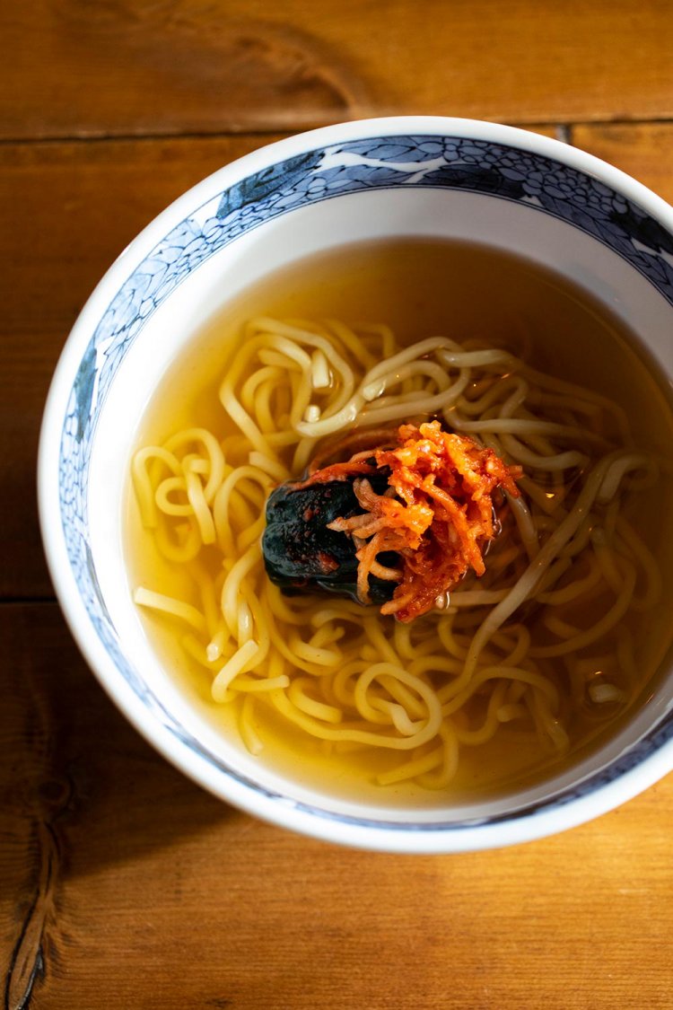 締めの冷麺の透き通ったスープは、昆布や豚、鶏などのうまみが溶け出していて、深みがあるのにすっきり。飲み干してしまうおいしさだ。