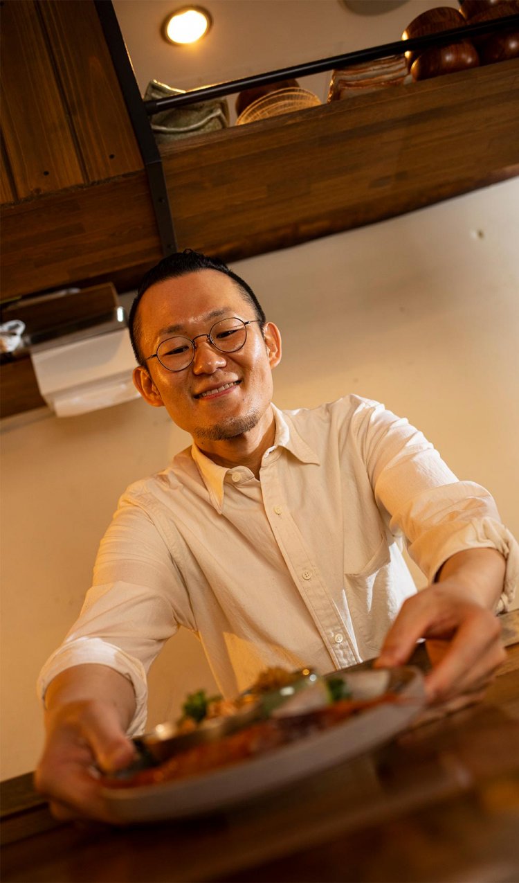 「少しずつ食べたい日本人向けにおまかせが基本です」（カンさん）。4皿3850円前後、7皿6050円前後。グラス790円～。