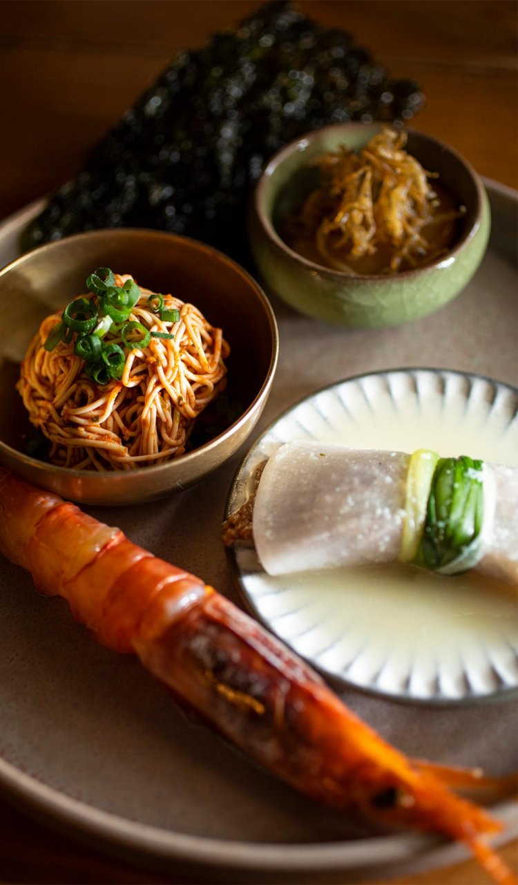 赤エビのガンジャンセウが入る海の前菜盛り。