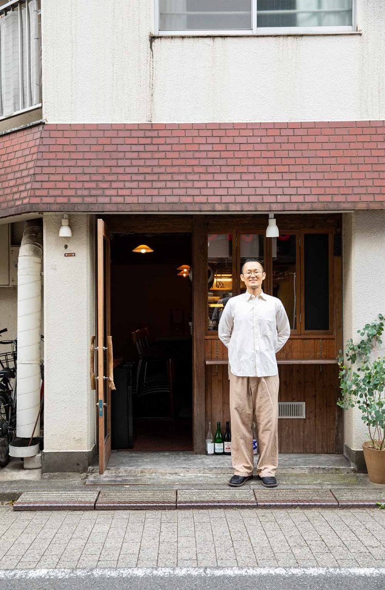 料理のやさしい味やナチュールワインにぴったりな木の温もりあふれる雰囲気。