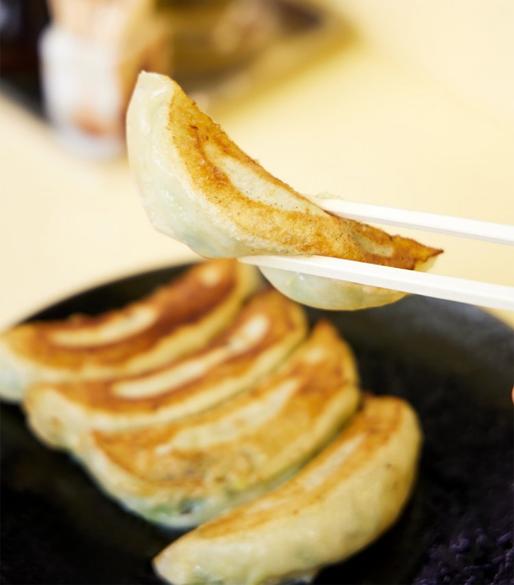 餃子6個500円などほかの名物も見事に引き継いだ。