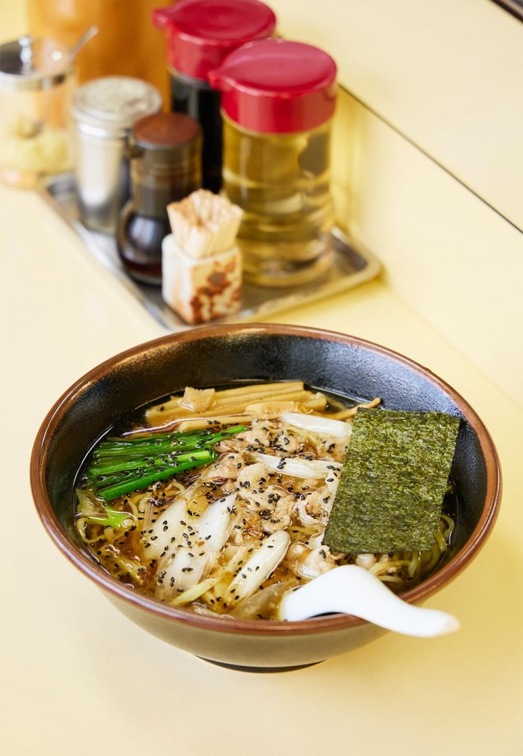 特製十八番950円。熱々のスープの中を、粗めにおろしたニンニクが舞う。ニンニクの匂いが心配……なんてためらいは厳禁！